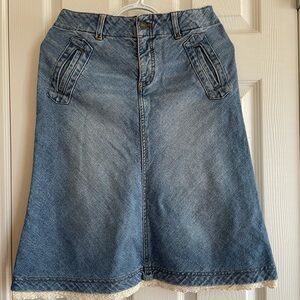 Cute middle length jeans with some laces. Very good used condition.